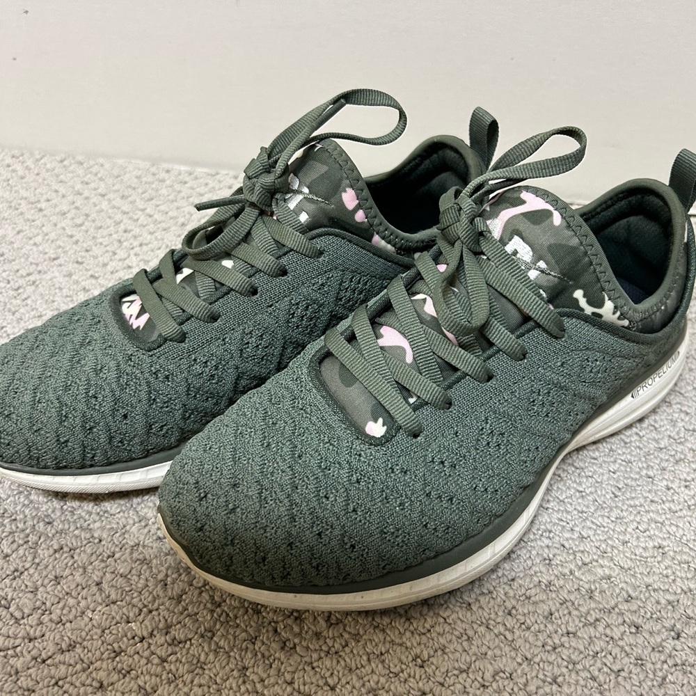 SHOES | Women’s APL a runners size 6.5